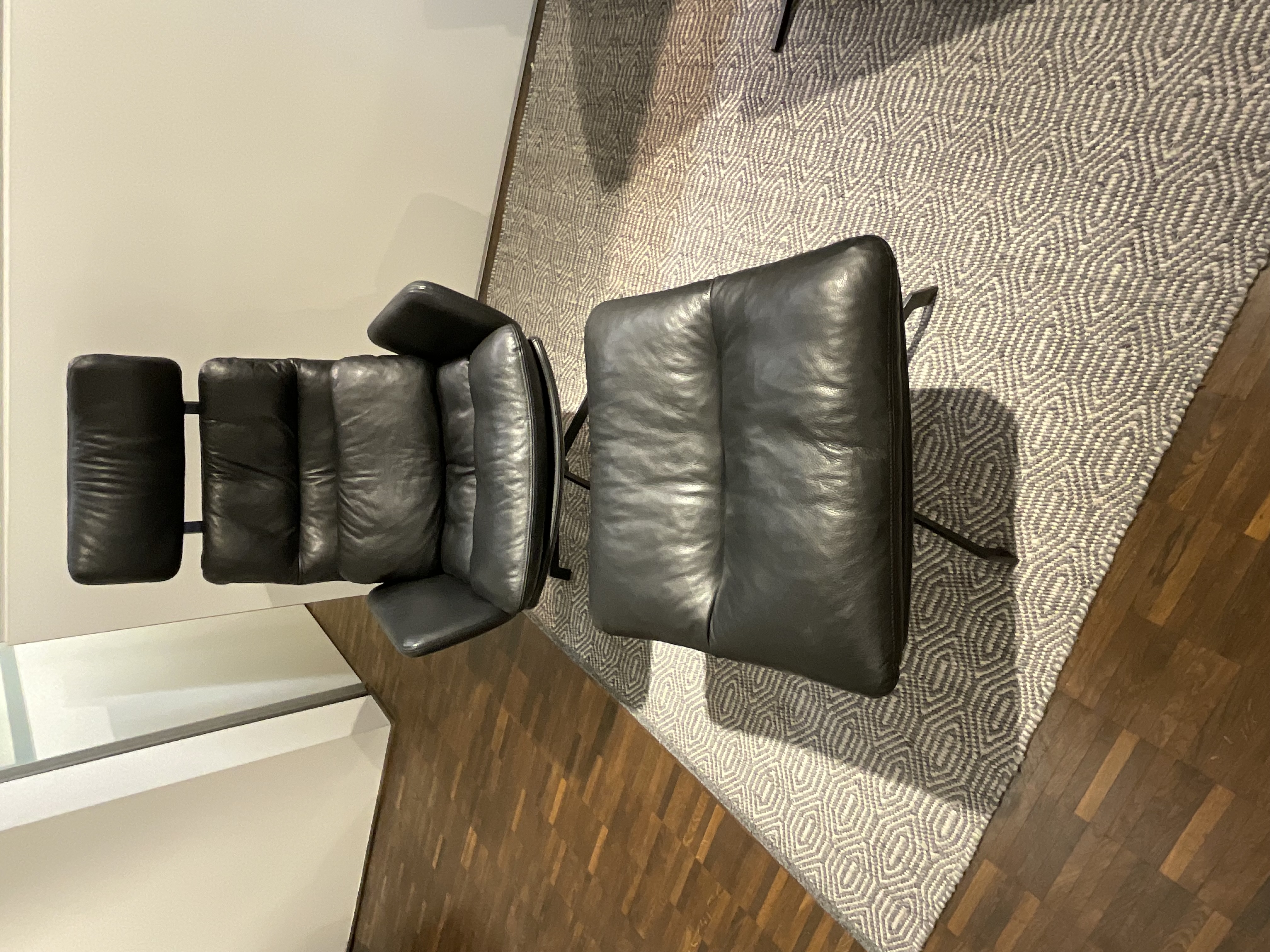 KFF Arva Lounge Sessel mit Hocker und Zusatzkissen